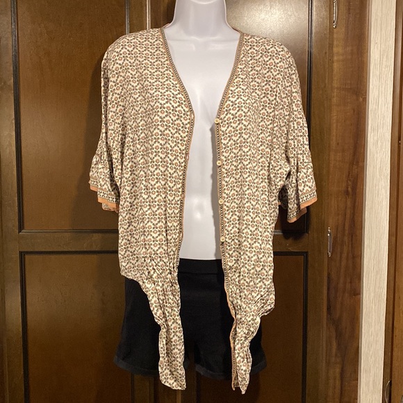 Max Studio Women’s Large quarter sleeve button v neck blouse with front knot - Picture 7 of 10